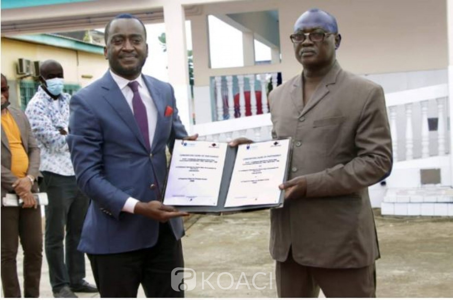 OUATTARA CLÉMENT reçoit le Grand Prix de l'Excellence Africaine en Santé Communautaire